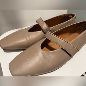 L'INTERVALLE Tan Flats